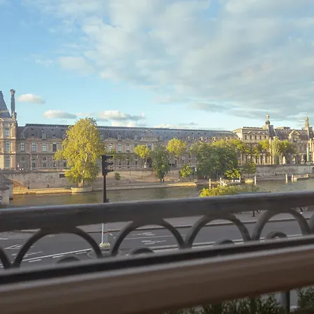Vue Louvre Et Seine Appartamento Parigi