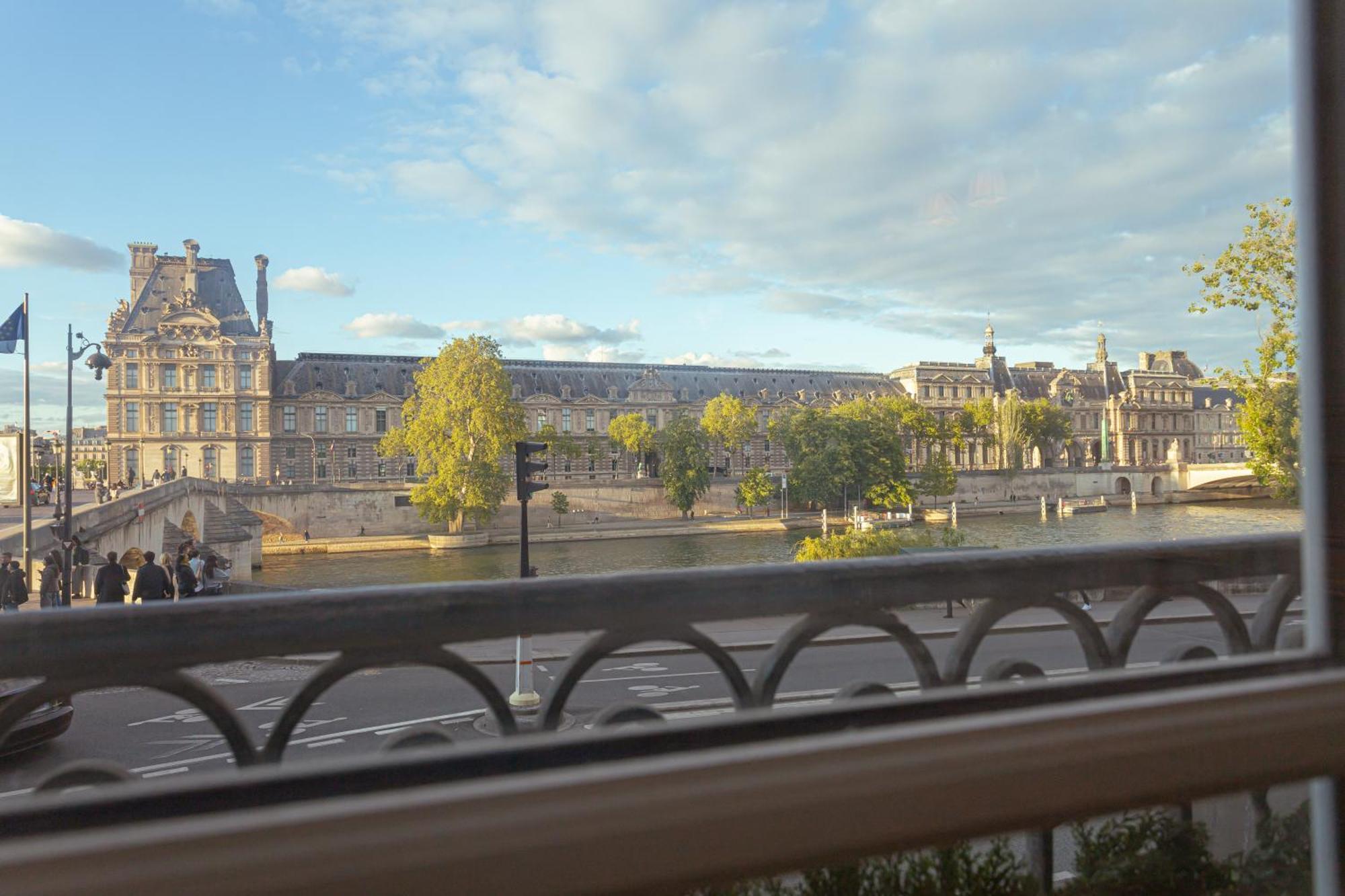 Vue Louvre Et Seine Appartamento Parigi